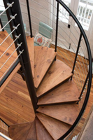 Escalier en colimaçon moderne en bois massif pour intérieur avec design de grille en acier