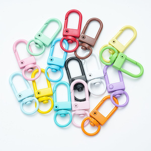 พวงกุญแจคลิปหนีบกระดาษสีสันสดใส 7 สี พร้อมตะขอโลหะเคลือบสี สำหรับงาน DIY และเครื่องประดับ - Product Image 1