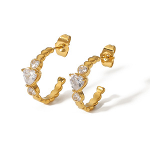 Pendientes Huggie con forma de corazón con incrustaciones de cristal en oro de 18 quilates y acero inoxidable para uso diario TE6218 - Product Image 5