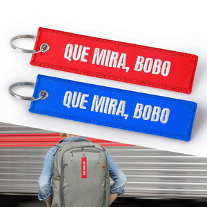 Porte-clés de voiture Que Mira Bobo en tissu rouge et bleu avec boucle métallique pour accessoires automobiles - Product Image 3