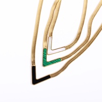Collier en acier au titane en forme de V classique élégant et simple coquille chaîne de serpent en pierre naturelle plaqué or 18 carats DMWC--027