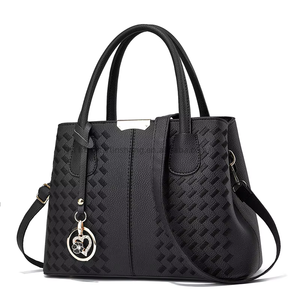 Sacs fourre-tout tendance en gros pour femmes, sacs à main en cuir PU, sacs à bandoulière pour femmes avec pendentif cœur - Product Image 1