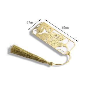 Marcapáginas de metal personalizado chapado en oro con diseño hueco y borla con dijes - Product Image 5