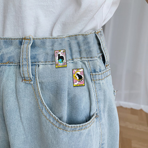 الآس من كباوس عشاق العالم شارات القمر المخصصة عالية الجودة القط التارو بروش لينة المينا ل طية صدر السترة دبوس الحرف المعدنية - Product Image 3