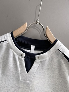 Camiseta <span class=keywords><strong>Henley</strong></span> Casual de Manga Corta para <span class=keywords><strong>Hombre</strong></span>, Estilo Americano, con Cuello en V, Contraste de Colores y Logotipo Bordado Pequeño - Product Image 3