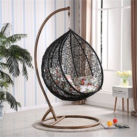 Chaise longue de jardin confortable avec toit en corde et balançoire en rotin