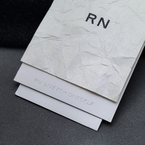 Étiquettes de vêtements en papier texturé froissé à trois couches avec slogan en relief, étiquettes suspendues pour les vêtements de créateurs indépendants - Product Image 2