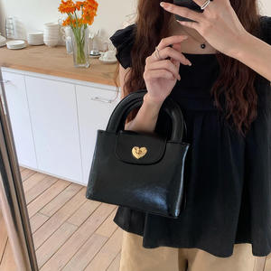 Bolso de mano coreano para mujer, ligero y moderno, con cierre de corazón en material PU, muy vendido. - Product Image 2