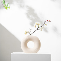 Vase en céramique blanc mat ajouré de style nordique ARM LVG, récipient d'art contemporain en porcelaine pour la maison