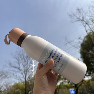 Bouteille d'eau isotherme DD3986 anti-fuite en acier inoxydable à double paroi, sans BPA, 18oz 24oz, isolation sous vide 12-24h, avec paille rabattable et poignée - Product Image 2