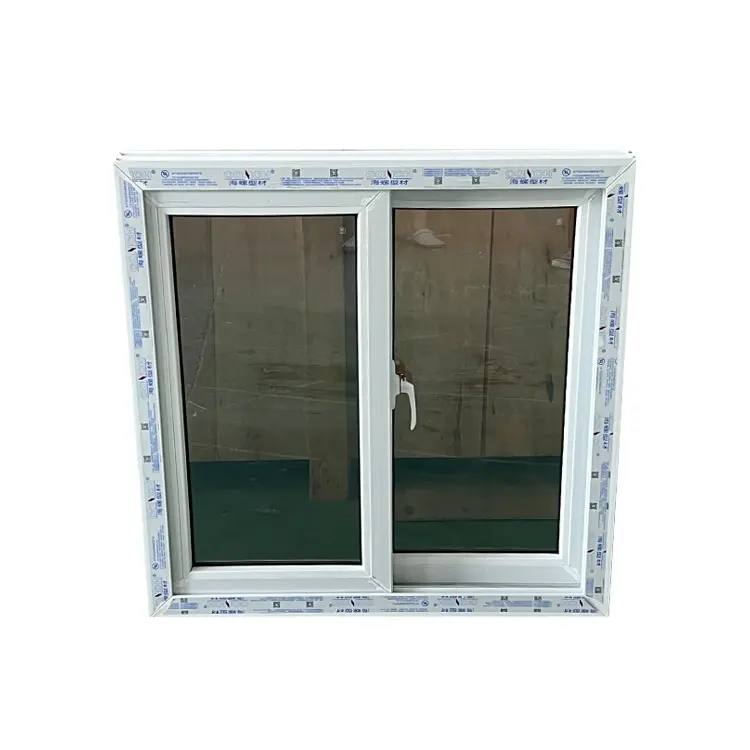 Finestre e porte scorrevoli in PVC con finestre laminate con doppi vetri.