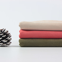 Tissu sergé en polyester respirant de qualité supérieure 100 % polyester effet peau de pêche pour pantalons de plage et vêtements teints