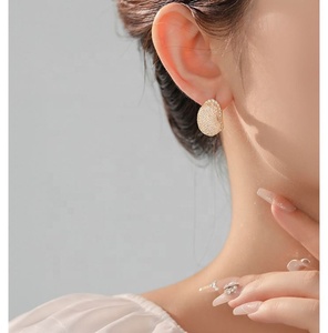 Pendientes de Botón Geométricos de Lujo de Alta Gama en Plata S925 con Incrustaciones de Circonita, Regalo Moderno - Product Image 6