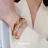 Bracelet ouvert minimaliste de luxe inspiré d'Instagram, finition métallique, bijoux sophistiqués aux tons frais et tendance
