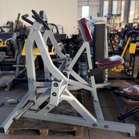 Máquina ergonómica de fuerza para espalda con placas de acero y reposapiés ajustables para culturismo y entrenamiento de brazos, enfocada en la seguridad.
