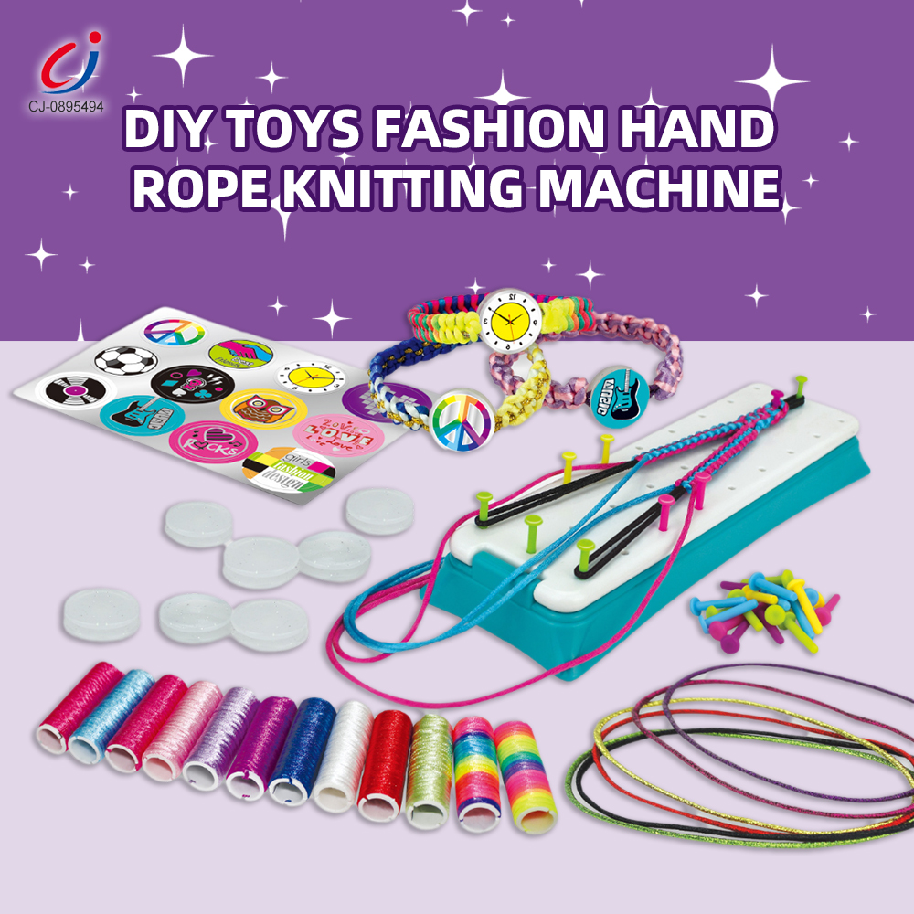 Bracelet d'enfants faisant le métier à tisser de kit