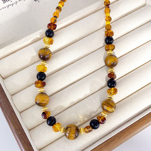 Collier papillon en œil de tigre ambré Maillard 2026 avec diamant, chaîne en laine de niche de luxe léger pour femme, collection automne-hiver - Product Image 4