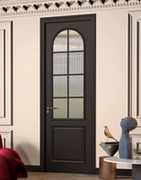Porte en bois à charnières de style médiéval noir et blanc, porte simple battante, arc circulaire, ligne de boucle profonde, verre dépoli