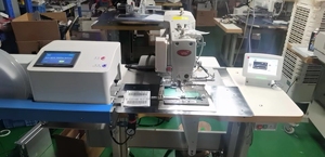 Máquina de Coser Automática VMA 2210d con Corte y Sujeción Automáticos, Alimentación Superior, Programable, con Mesa - Product Image 2