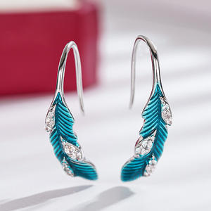 Pendientes elegantes con plumas para mujer, plata 925, chapado en rodio, cristal, diamantes de imitación, oro blanco, uso diario, estilo romántico - Product Image 3