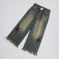 Jeans en denim droit pour hommes, broderie rivets, délavage effet pierre, patch éclair, ourlet effiloché, style streetwear tendance, vente en gros, direct usine