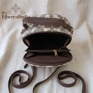 Sac bandoulière rond beige artisanal en coton tissé, style bohème, petit sac, fournisseur en gros, export Inde - Product Image 4