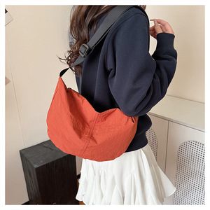 Sac bandoulière demi-lune décontracté personnalisé en nylon imperméable avec logo pour extérieur - Product Image 5