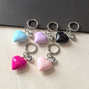 Vente en gros de pendentifs créatifs simples en résine de couleur bonbon en forme de cœur, petits accessoires pour sacs, porte-clés, bijoux - Product Image 2