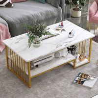 Table basse moderne à double niveau avec pieds dorés et plateau en marbre pour le salon