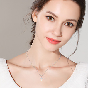 Collar con cruz de moissanita VVS GRA engastada al por mayor, delicado y pequeño, de cobre con relleno de oro de 14K, estilo religioso, joyería para mujer - Product Image 3