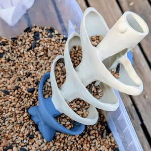 Mangeoire suspendue pour oiseaux, design chapeau bleu, pour l'alimentation des oiseaux d'extérieur, en plastique, forme arrondie - Product Image 2