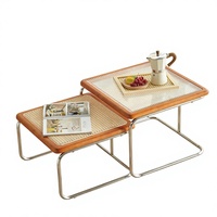 Table basse vintage moderne minimaliste, coins arrondis, design rétro de luxe léger pour les petites maisons - rotin, verre, acier inoxydable