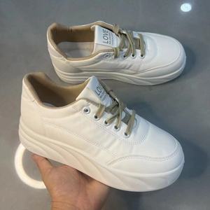 Zapatillas deportivas casuales para mujer con suela gruesa que aumenta la altura, con base suave, aptas para todas las estaciones, altamente versátiles y ligeras. - Product Image 4