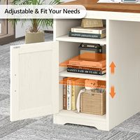 Bureau d'écriture spacieux de style farmhouse de 65 pouces avec support pour écran et multiprise, table d'ordinateur ergonomique avec armoire de rangement pour la maison