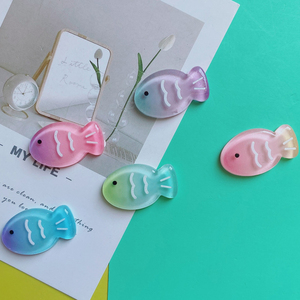 Accessoires de bijoux DIY : Breloques miniatures en résine colorées en forme de poisson pour la création de broches, de coques de téléphone faites à la main et d'aimants de réfrigérateur - Product Image 4