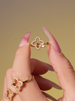 Vente flash : Ensemble de boucles d'oreilles en forme de fleur à six pétales ajourées avec bague et collier ajustables, bijoux de fête entièrement sertis de strass