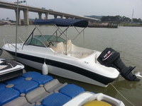 Bateau de pêche à grande vitesse en fibre de verre équipé d'un yacht à moteur hors-bord banc de bateau de luxe cabine pare-brise échelle d'eau