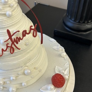 Adorno acrílico de Navidad con diseño de miel y dulzura, con lazo rojo, para exhibición en panaderías navideñas. - Product Image 4