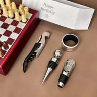 Uuhom Coffret Cadeau Luxueux Ouvre-Bouteille Carré Design Plateau d'Échecs en Acier Inoxydable et Plastique avec Tire-Bouchon, Bouchon et Verseur