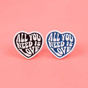 Broche en émail souple avec paroles anglaises de chansons célèbres d'Europe <span class=keywords><strong>et</strong></span> d'Amérique, paroles de chansons de <span class=keywords><strong>Lucy</strong></span> Heart, All You Need Is Love, Badge de revers - Product Image 1