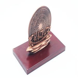 उच्च गुणवत्ता सजावट कस्टम धातु ट्रॉफी लकड़ी धातु ट्राफियां के साथ चीन में किए गए - Product Image 5