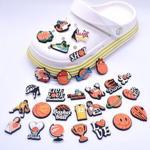 Breloques de chaussures de sport de <span class=keywords><strong>basketball</strong></span> de dessin animé personnalisées en gros, accessoires de breloques en PVC pour sabots, décorations de chaussures Croc, épingles - Product Image 3