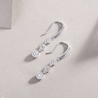Boucles d'oreilles pendantes en argent sterling 925 avec trois pierres de moissanite pour femme, sertissage clos, couleur D, moissanite VVS1, boucles d'oreilles diamant
