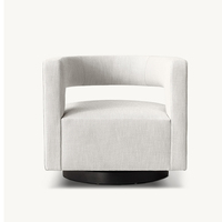 Fauteuil club élégant en bouclette blanche de style nordique, avec accoudoirs fluides, base en bois de frêne durable et rembourrage doux, idéal pour suite d'hôtel individuelle.