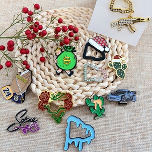 Pin de esmalte personalizado para gorras, con diseños de béisbol, logotipos cristianos, anime, divertidos, suaves y rígidos, venta al por mayor, personaliza el tuyo, insignia de llavero, para sombreros - Product Image 1