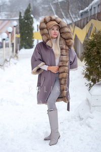 Abrigo largo de cachemira de lujo para mujer con ribete de piel de zorro teñida y martas, parka de invierno con capucha y puños de piel de zorro y sable. - Product Image 3