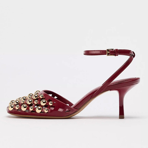 Sandales à talon aiguille confortables pour femmes, avec lanière de cheville, bout carré et empiècements découpés, ornées de clous métalliques dorés - Product Image 2