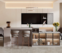 Îlot de cuisine personnalisé en placage de bois avec comptoir bar et armoire latérale en verre pour le rangement du vin, idéal pour la rénovation de cuisine.