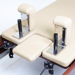 Reformer de Pilates Tmax Walnut de Madera de Roble Rojo con 5 Resortes para Uso Comercial y en Estudio, Equipo de Pilates en Oferta - Product Image 4