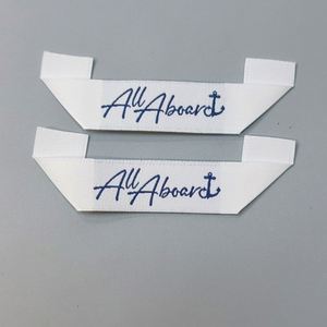 Étiquettes tissées en polyester damassé rectangulaires durables avec logo de marque personnalisé pour vêtements, t-shirts, col plié Manhattan - Product Image 3